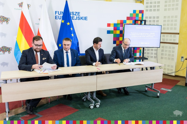 Podpisanie umowy na dofinansowanie zadania "Przebudowa drogi gminnej w miejscowości Wyszonki-Nagórki wraz z budową mostu przez rzekę Nurzec"