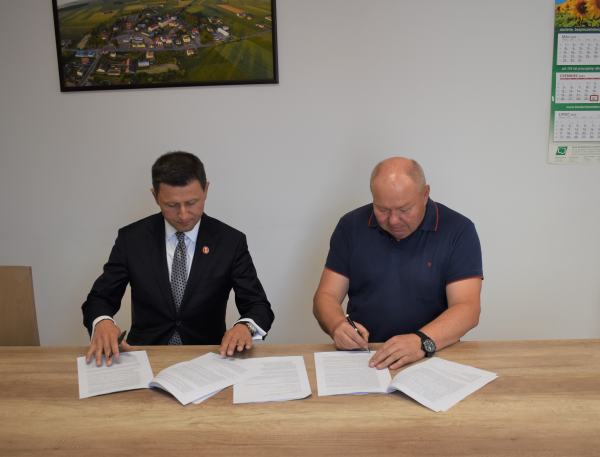 Podpisanie umowy na zadanie pn. „Budowa kanalizacji sanitarnej wraz z oczyszczalnią ścieków w miejscowości Kuczyn”