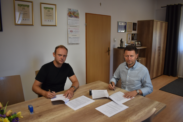 Podpisanie umowy na zadanie: "Przebudowa (modernizacja) drogi dojazdowej do pól we wsi Trojanowo”.