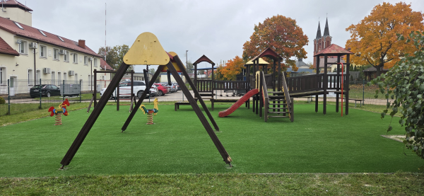 Remont nawierzchni placu zabaw przy Urzędzie Gminy