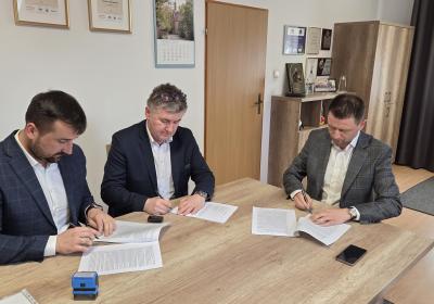 Podpisanie umowy na zadanie - Przebudowa drogi gminnej Usza Wielka - granica gminy