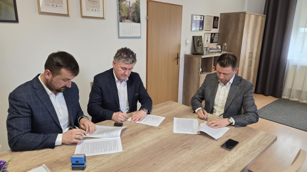 Podpisanie umowy na zadanie - Przebudowa drogi gminnej Usza Wielka - granica gminy